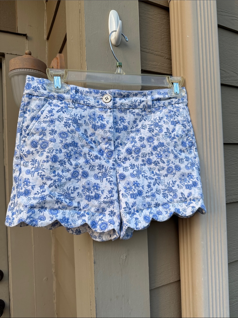 crown & ivy White and Blue Floral Scallop Hem High-Waist Shorts